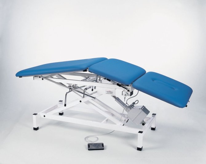 Therapie-Liege XL elektr. höhenverstellbar, inkl. Sicherheitseinrichtung 1999, Gestell weiß