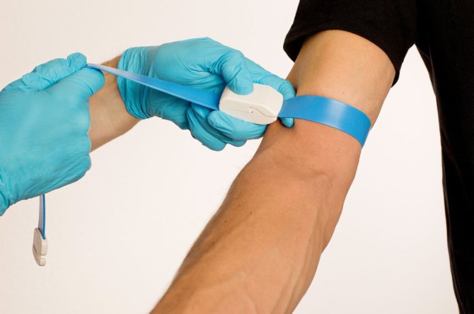Daisygrip Venenstauer blau Band aus Silikon Magnetverschluss
