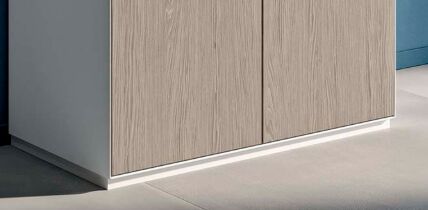 Sockelleiste für Schwebetürenschrank weiß