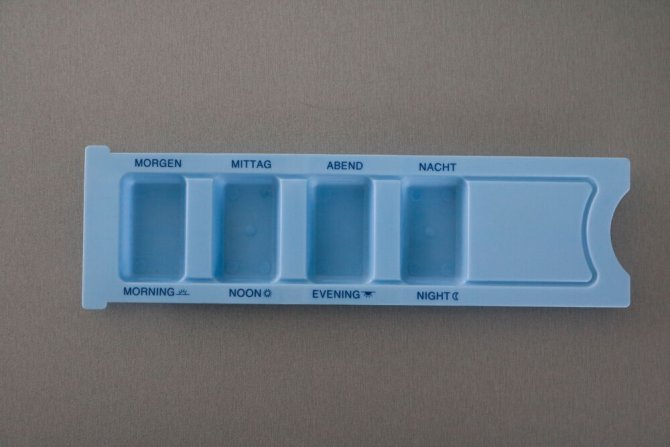 Medikamentendispenser, blau, 4 Fächer