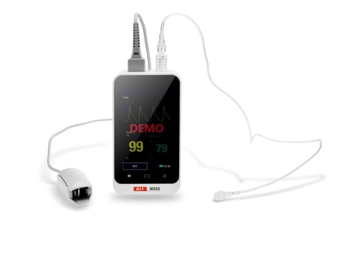 M880 EKG-Gerät inkl. Kapnograph Funktion SpO2-Fingerclipsensor USB-Ladegerät mit USB-Ladekabel 2 x Advanced Water Filter CO2 Messleitung 2,4 m Winkelkonnektor 15 mm