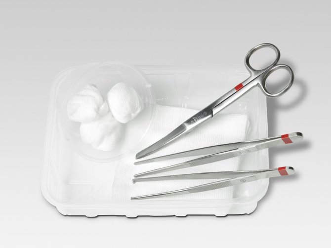 15 Verbandwechsel-Set: Schutzunterlage, Kunststoffschale, Kunststoffbecher, 3xTupfer, 2xMullkompresse, Schere, 2xPinzette 15 Verbandwechsel-Set: Schutzunterlage, Kunststoffschale, Kunststoffbecher, 3xTupfer, 2xMullkompresse, Schere, 2xPinzette